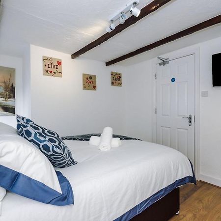 Sunshine Cottage By Happy Sunshine Stay Golborne Exterior photo