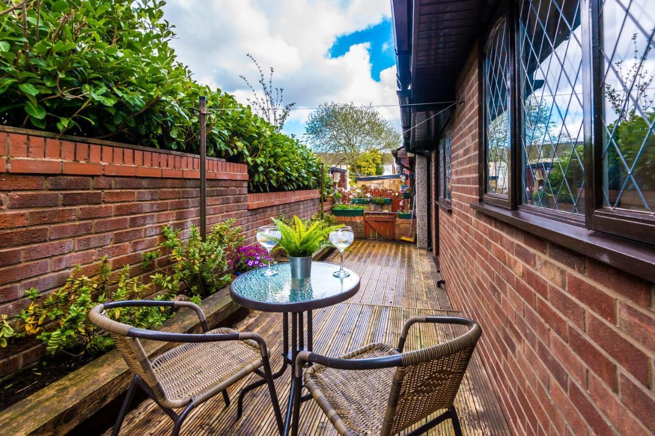 Sunshine Cottage By Happy Sunshine Stay Golborne Exterior photo